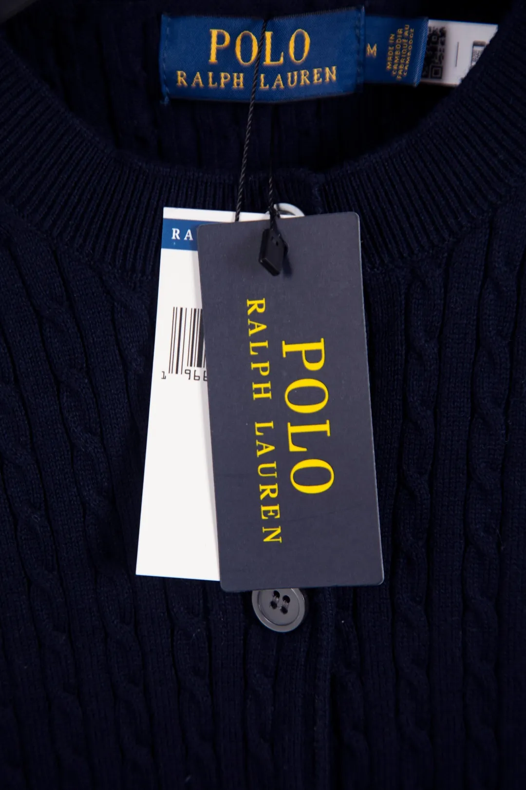 P196 Actual photo [Evergreen for all seasons] Style number: 25123# Color: black/navy blue/almond/white Size: S-XL - Ralph Lauren/Ralph Lauren 2025FW Zhao Lusi's same solid color logo knitted versatile fine twist knitted buttoned long-sleeved cardigan - RL's classic fine twist cardigan 21S quality cotton yarn A cardigan that can be worn in all seasons Can be matched inside or outside Simple and clean basic color matching The upper body is clean and flawless. The comfort brought by imported cotton yarn is soft. An item that cannot be rejected.
